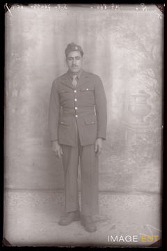 Portrait en pied d'un soldat en uniforme (Le Val-d'Ajol)